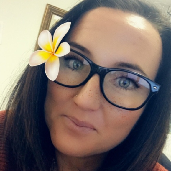 Meet your Posher, Nicole - Picture 1 of 1